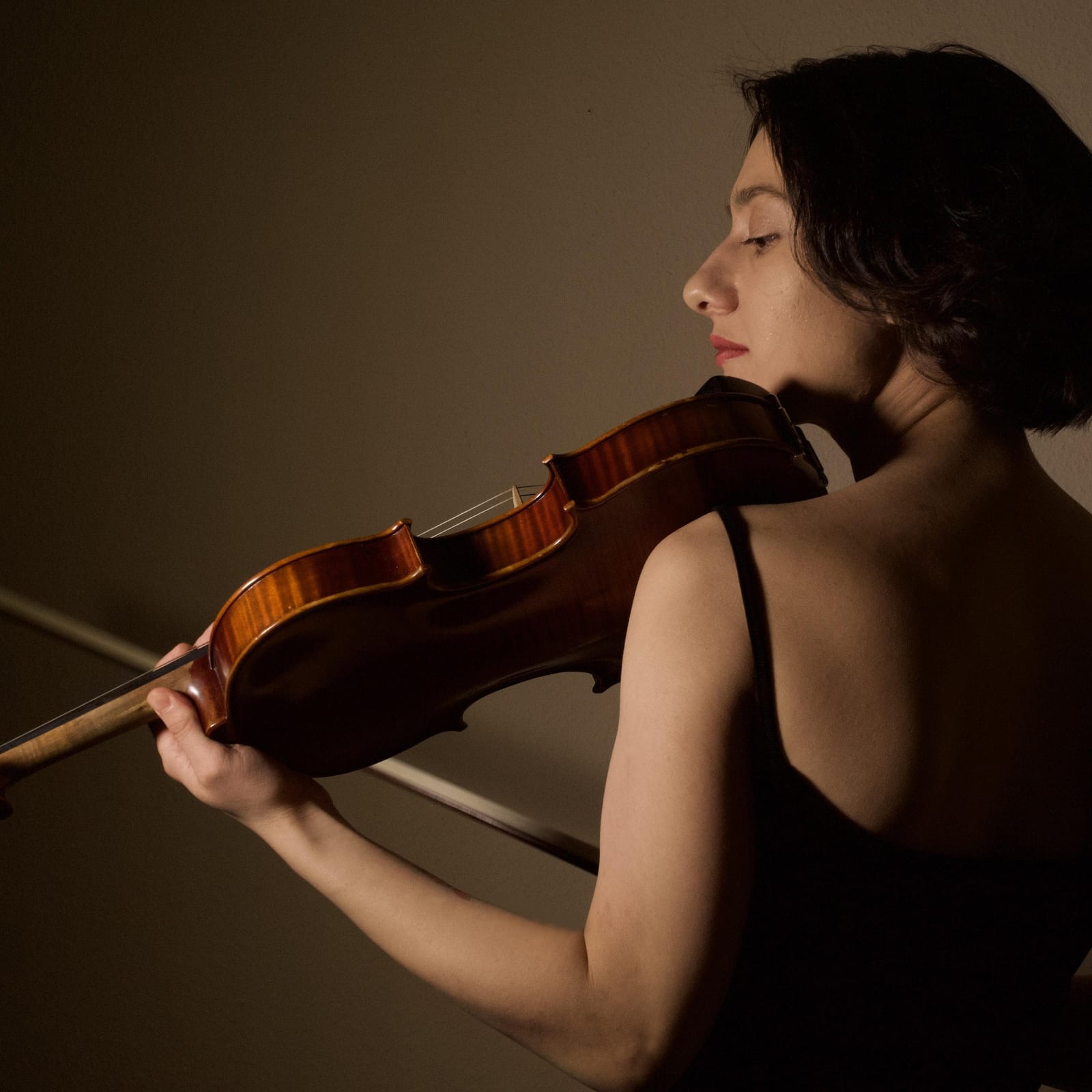 Portrait of Mariam Makalatia with her violin